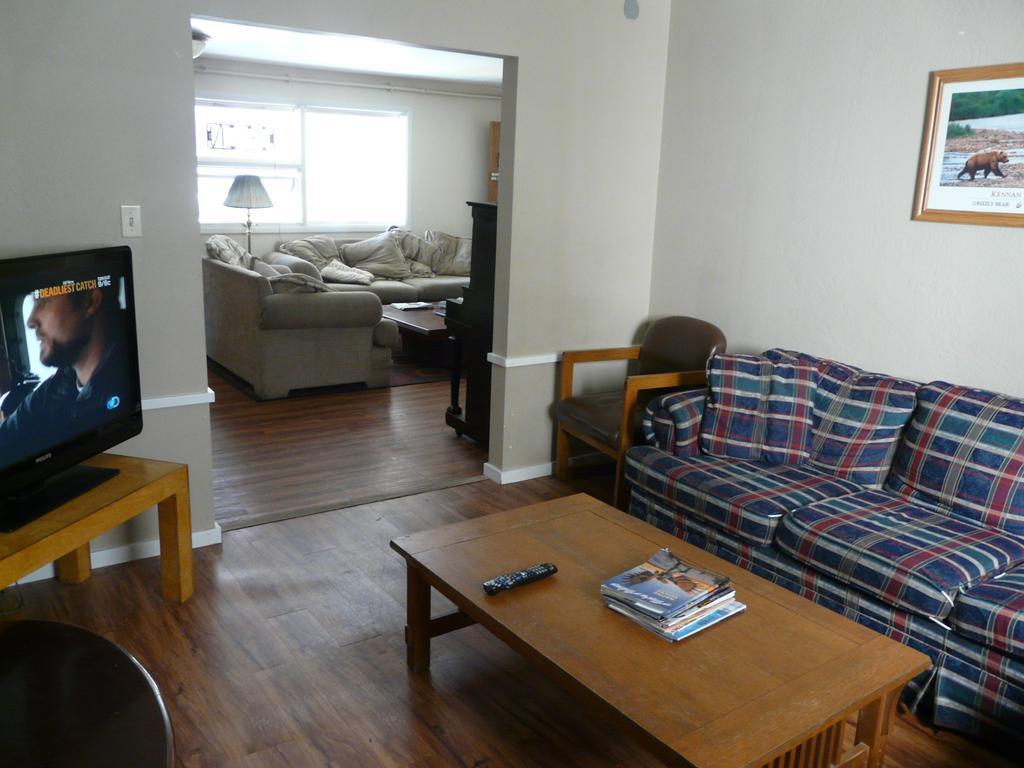 Bent Prop Inn & Hostel Of Alaska - Downtown Anchorage Bagian luar foto