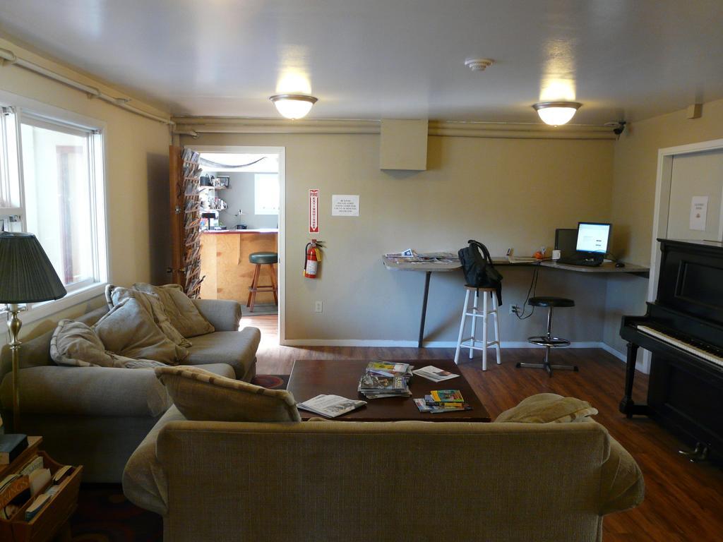 Bent Prop Inn & Hostel Of Alaska - Downtown Anchorage Bagian luar foto