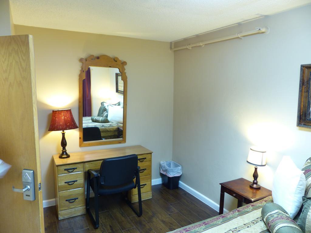 Bent Prop Inn & Hostel Of Alaska - Downtown Anchorage Bagian luar foto